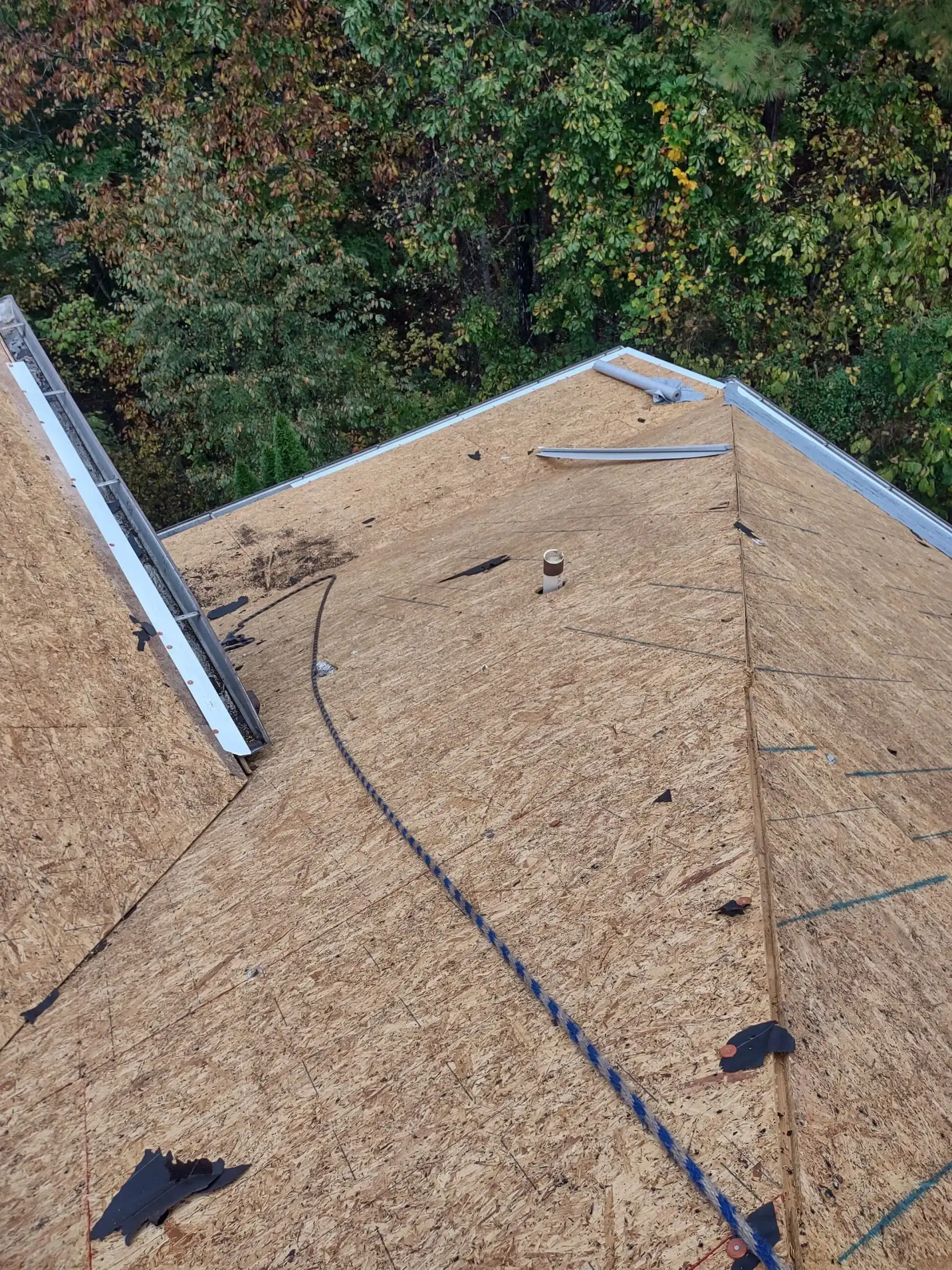 A roof with a blue rope on it.